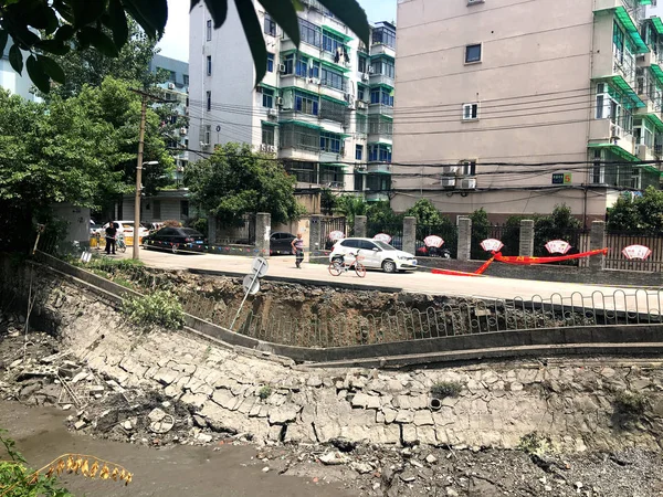 2018年8月9日 中国东部浙江省杭州市封锁区西溪河沿岸一条河岸塌陷 — 图库照片