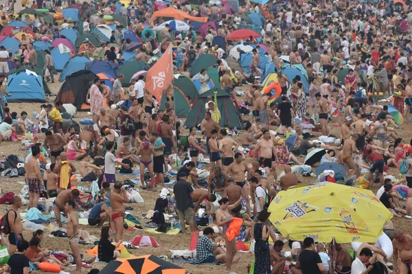 Πλήθη Των Παραθεριστών Συρρέουν Μια Παραλία Δροσιστείτε Μια Καυτή Ημέρα — Φωτογραφία Αρχείου