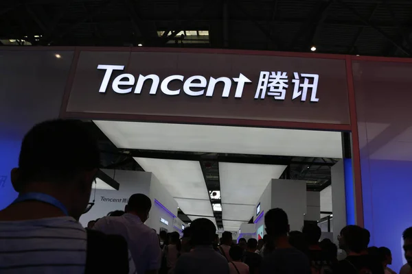 Ludzie Odwiedzają Stoisko Tencent Podczas Pierwszego China Smart Expo 2018 — Zdjęcie stockowe