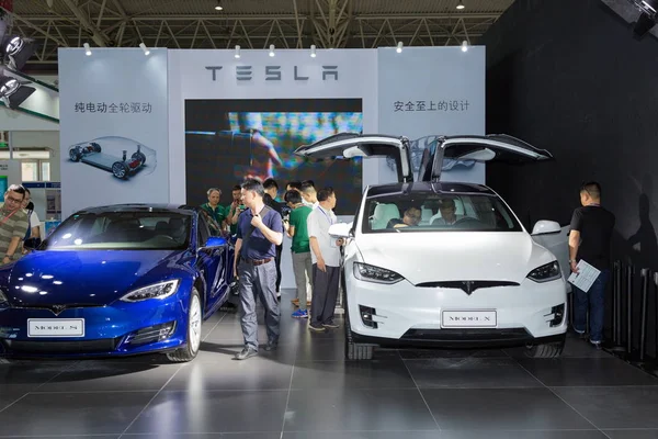 Pessoas Visitam Estande Tesla Durante Uma Exposição Automóveis Pequim China — Fotografia de Stock