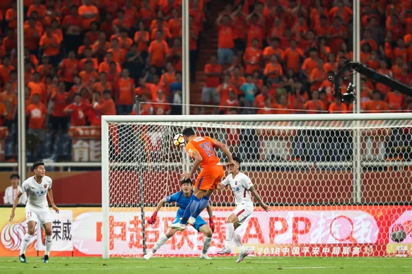 Italiaans Voetballer Graziano Pelle Boven Van Shandong Luneng Hoofden Bal — Stockfoto