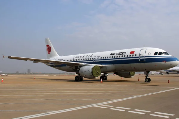 Air China Egy Sugárhajtású Repülőgép Képen Wuhan Tianhe Nemzetközi Repülőtér — Stock Fotó