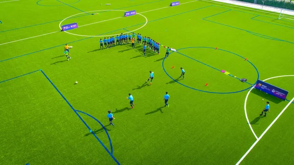 Les Footballeurs Participent Une Séance Entraînement Sur Terrain Gazonné Dans — Photo