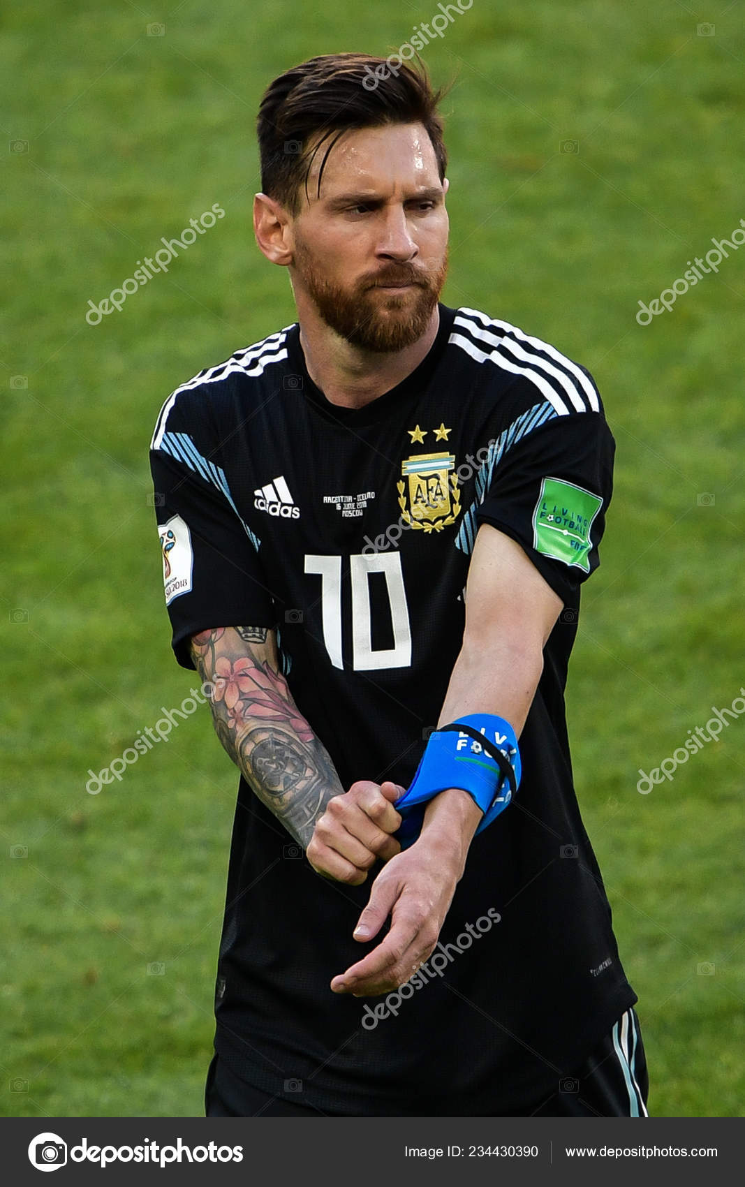 アルゼンチンのリオネル メッシが脱ぐキャプテン アームバンド Fifa