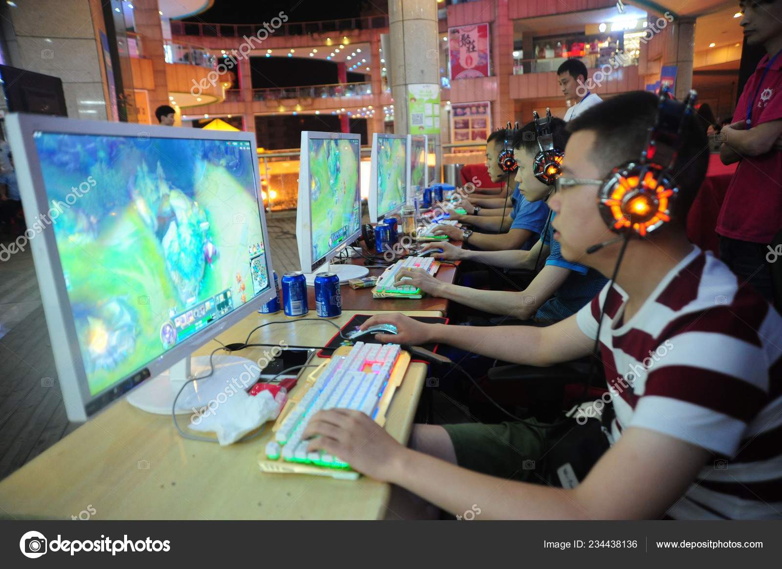 Игроки Онлайн Игры League Legends Lol Соревнуются Матче Чунцине.