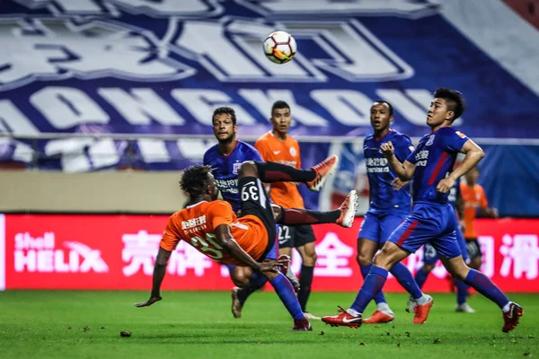 Senegalský Fotbalový Záložník Makhete Diop Vlevo Pekingu Renhe Předává Míč — Stock fotografie