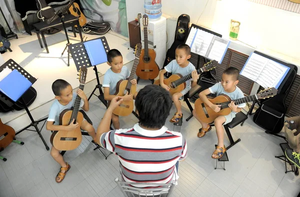 歳四つ子は済南市 山東省 2018 日の練習室でギターを弾く — ストック写真