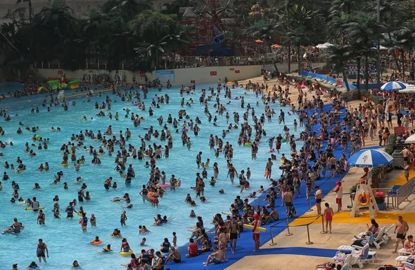 Des Vacanciers Chinois Entassent Parc Aquatique Pour Rafraîchir Lors Une — Photo