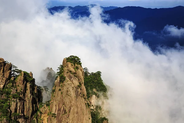 Landschaft Aus Bergspitzen Die Über Bezaubernden Wolken Der Gelben Berglandschaft — Stockfoto