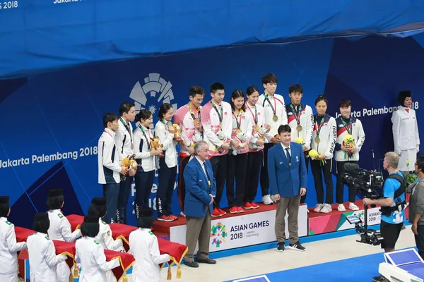 Zlatý Medailista Čínský Přenosový Tým 4X100 Medley Středový Pózný Slavnostním — Stock fotografie