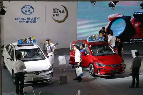 Gente Visita Stand Baic Bjev Durante Una Exposición Automóviles Beijing — Foto de Stock
