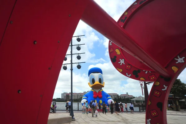 Een Meter Hoge Opblaasbare Donald Duck Zien Lakeside Disney Town — Stockfoto