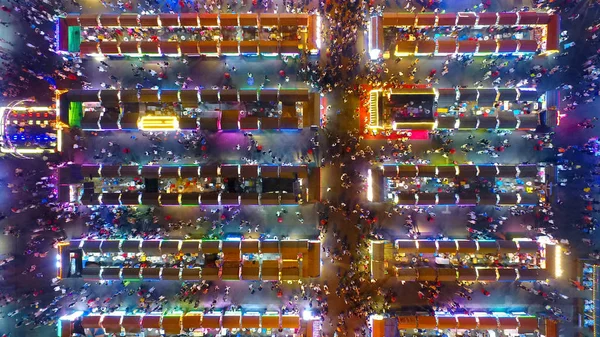 在这一鸟图中 被称为亚洲最大夜市的兴顺国际夜市 被中国东北辽宁省沈阳市五颜六色的灯光照亮 年8月6日 — 图库照片