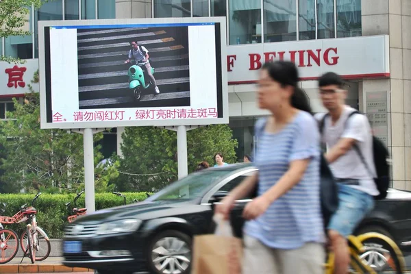 Pedestres Atravessam Uma Encruzilhada Como Uma Tela Grande Apoiada Pelo — Fotografia de Stock
