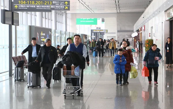 Los Pasajeros Chinos Llegan Aeropuerto Internacional Guiyang Longdongbao Para Próximo — Foto de Stock