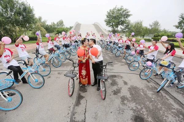 Китайские Молодожёны Празднуют Свадьбу Перед Общими Велосипедами Городе Дунъин Провинция — стоковое фото