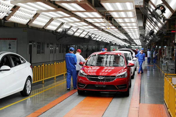 Trabajadores Chinos File Montan Automóviles Línea Montaje Planta Automotriz Chery — Foto de Stock