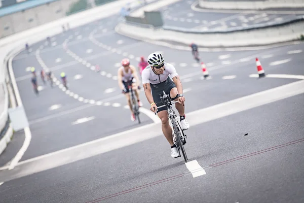 トライアスロンは 中国雲南省 Qujing Citiy の2018アイアンマン Qujing の間にサイクリングレースに出場し 8月5日2018 — ストック写真