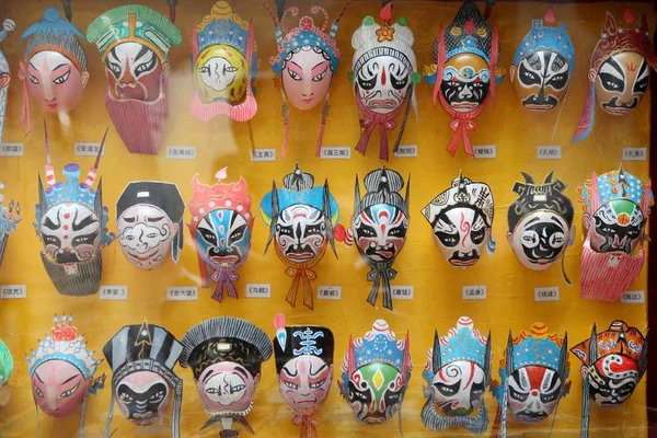 Fei Yongquan Artesano Años Muestra Sus Pinturas Máscaras Sobre Cáscaras — Foto de Stock