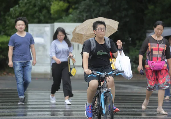 Kerékpáros Braves Erős Szél Által Okozott Tájfun Rumbia Tájfun Nanjing — Stock Fotó
