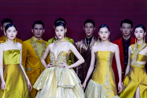Modelos Exibem Novas Criações Tradicionais Desfile Moda Durante Semana Moda — Fotografia de Stock