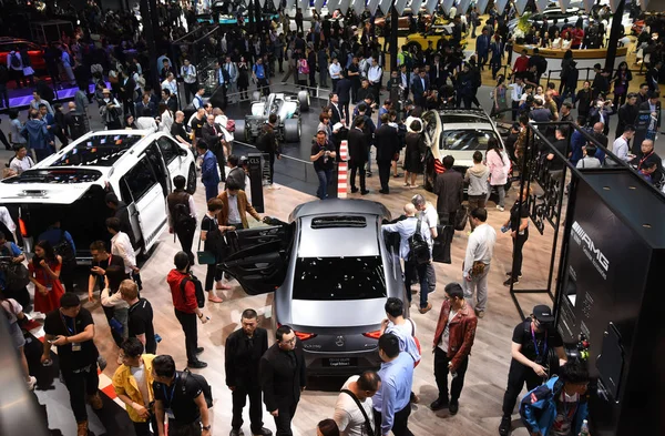 Visitantes Lotam Estande Mercedes Benz Durante Exposição Automotiva Internacional Pequim — Fotografia de Stock