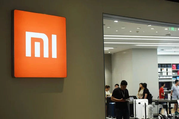 Клиентов Можно Увидеть Магазине Xiaomi Городе Ханчжоу Провинция Чжэцзян Востоке — стоковое фото