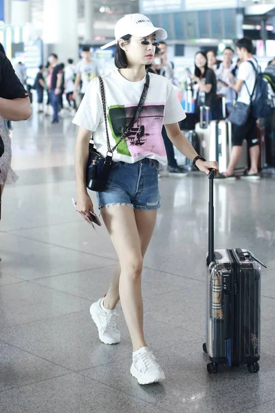 Kínai Énekes Színésznő Victoria Dal Vagy Dal Qian Megérkezik Beijing — Stock Fotó