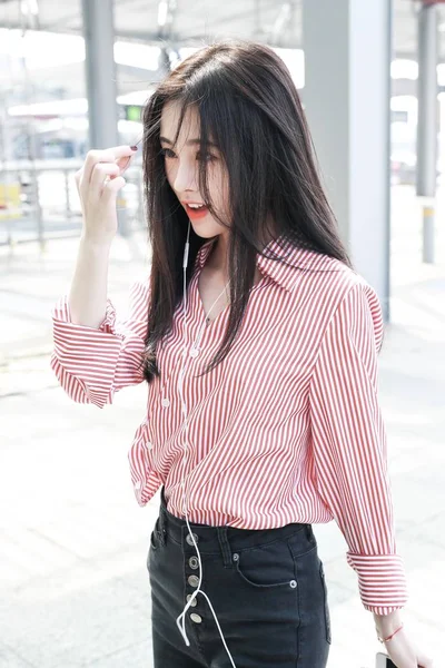 Cantante Actriz China Jingyi Llega Aeropuerto Internacional Shanghai Hongqiao Antes — Foto de Stock