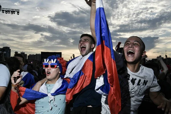 Tifosi Russi Festeggiano Mentre Guardano Partita Del Tra Spagna Russia — Foto Stock