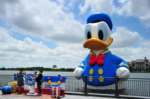 Een Meter Hoge Opblaasbare Donald Duck Zien Lakeside Disney Town — Stockfoto