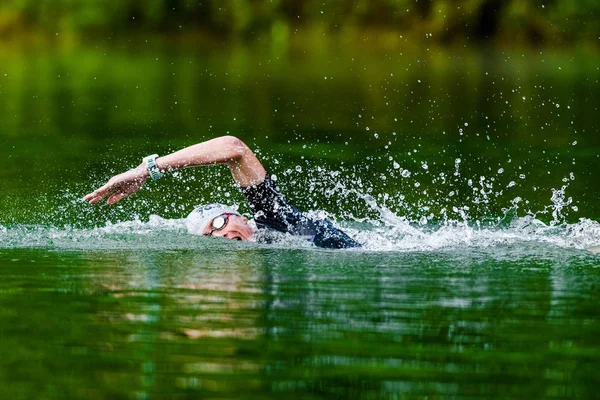 2018年8月5日 澳大利亚选手大卫 迪洛在中国西南云南省曲靖市参加了2018年铁人70 曲靖游泳比赛 — 图库照片