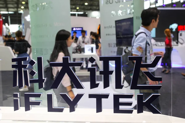 Pessoas Visitam Estande Iflytek Durante Uma Exposição Xangai China Junho — Fotografia de Stock