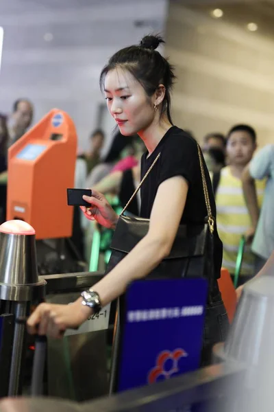 Chinese Model Liu Wen Arrives Shanghai Hongqiao International Airport Shanghai — Stock Photo, Image