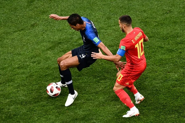 Raphael Varane Franciaország Bal Kihívások Eden Hazard Belgium Elődöntőben Mérkőzés — Stock Fotó
