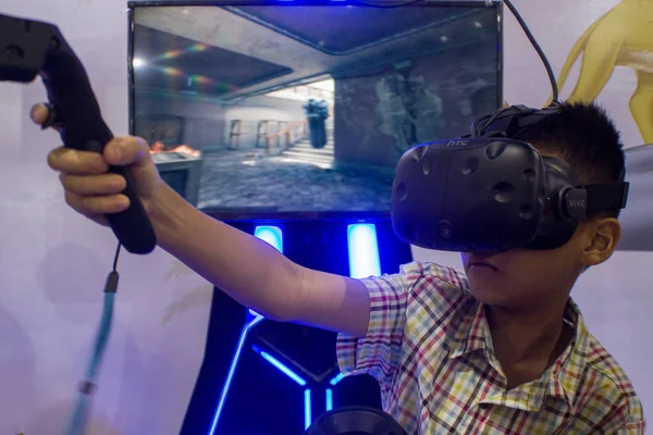 Ένα Παιδί Παίζει Εικονική Πραγματικότητα Παιχνίδια Κατά Διάρκεια Μιας Έκθεσης — Φωτογραφία Αρχείου