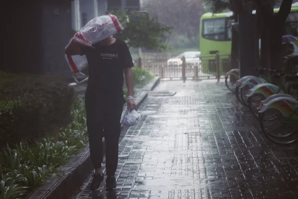 Fußgänger Trotzt Heftigem Regenguss Durch Taifun Ampil Dem Zehnten Taifun — Stockfoto