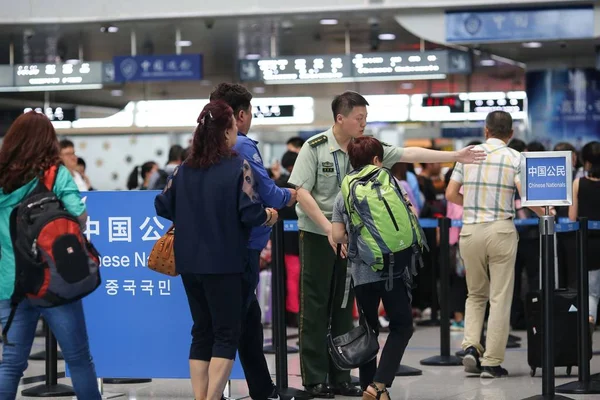 Ciudadanos Chinos Que Van Viajar Extranjero Hacen Cola Para Inspección — Foto de Stock