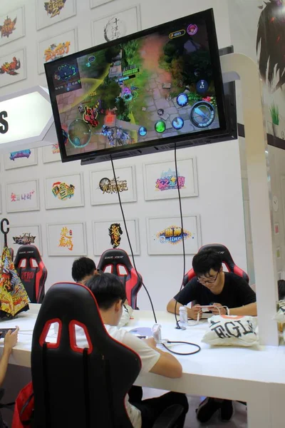 Los Visitantes Juegan Juegos Móviles Teléfonos Inteligentes Durante 16ª China —  Fotos de Stock