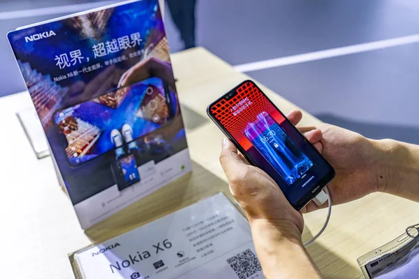 Visitor Tries Out Nokia 2018 Mobile World Congress Mwc Shanghai — Stock Photo, Image