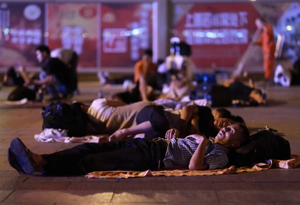 Китайские Пассажиры Спят Ждут Поезда Площади Пекинского Железнодорожного Вокзала Пекине — стоковое фото
