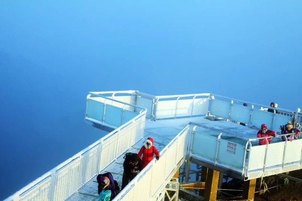 Pessoas Visitam Primeira Escada Fundo Vidro China Longo Penhasco Cidade — Fotografia de Stock