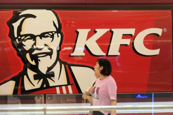 Pedestre Passa Por Uma Tabuleta Kfc Yum Brands Cidade Huai — Fotografia de Stock