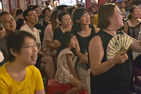 Pubblico Ride Mentre Gli Artisti Crosstalk Esibiscono Alla Qianxiangyi Teahouse — Foto Stock