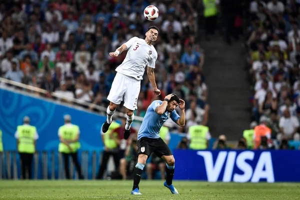 2018 Fifa のワールド カップ ロシア 2018 日の間にウルグアイとポルトガルとの間の のマッチの丸でウルグアイのルイススアレスに対してボールをヘッド上部 ポルトガルのペペ — ストック写真