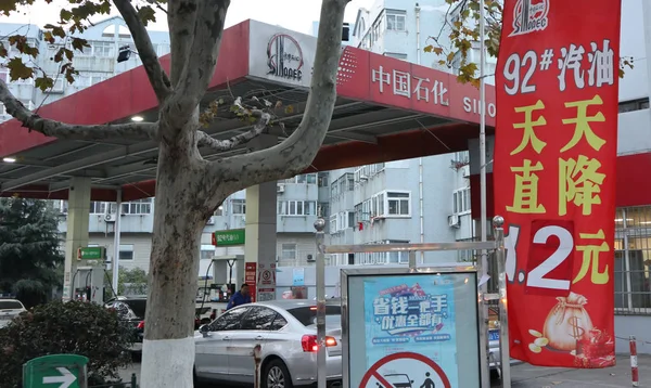 シノペック 2017 中国東部の山東省 青島市でのガソリン スタンドの表示 — ストック写真