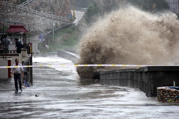 Bir Gelgit Delik Gelen Waves Shitang Kasabasında Seacoast Boyunca Bankalar — Stok fotoğraf