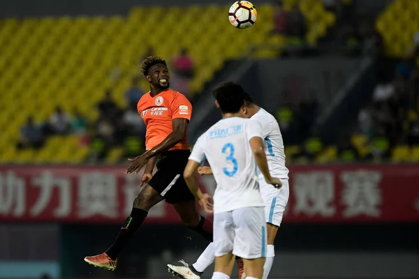 Futbolista Senegalés Makhete Diop Beijing Renhe Izquierda Encabeza Balón Contra — Foto de Stock