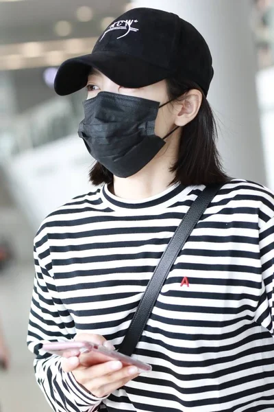 中国歌手 女演员维多利亚 宋或宋谦于2018年7月26日出发前抵达上海虹桥国际机场 — 图库照片