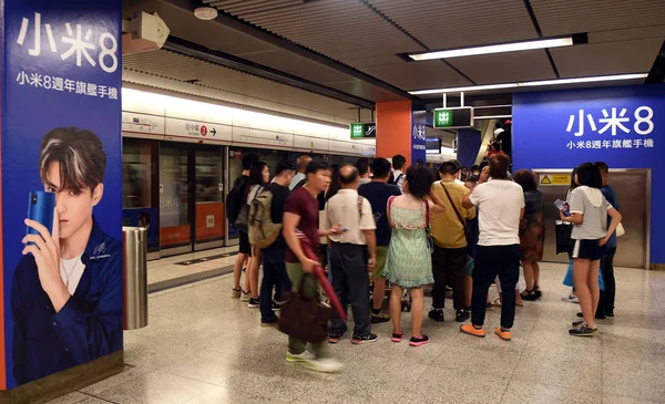 Passageiros Passam Por Anúncio Xiaomi Com Cantor Ator Chinês Kris — Fotografia de Stock